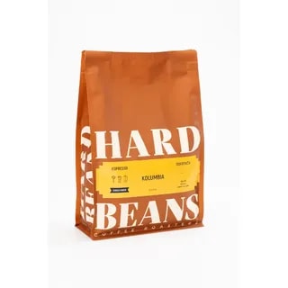 Opakowanie kawy espresso kolumbijskiej od Hard Beans, idealnej dla miłośników intensywnych smaków. Pakowana w estetyczną torbę, trzyma świeżość oraz aromat, co czyni ją doskonałym wyborem do przygotowania espresso w domowym zaciszu.