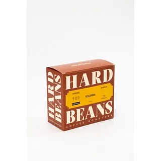 Opakowanie kawy espresso Kolumbia od marki Hard Beans, wyróżniające się eleganckim designem. Idealne dla miłośników intensywnego smaku i aromatu, doskonałe do przygotowania wyjątkowej kawy w domowym zaciszu.