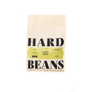 Opakowanie kawy filtracyjnej Pewniak Jabłko od HARD BEANS, które oferuje jedyną w swoim rodzaju mieszankę smaków. Idealny wybór dla miłośników kawy, którzy pragną odkryć nowe aromaty w codziennej parze.