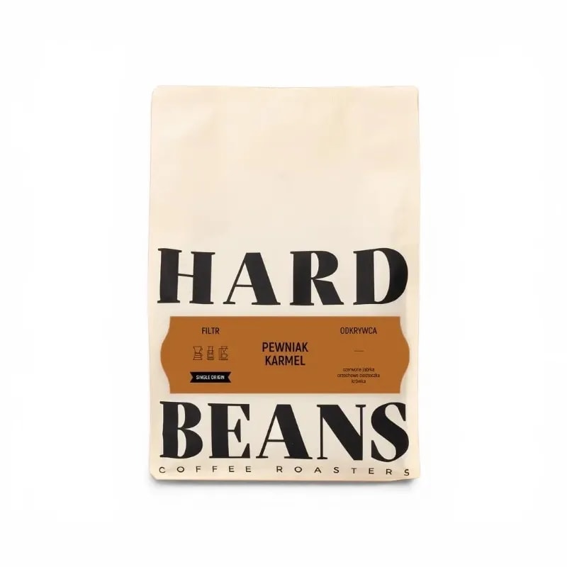 Opakowanie kawy filtrowej "PEWNIak Karmel" od HARD BEANS, pochodzącej z jednego źródła. Kawa charakteryzuje się wyjątkowym smakiem, który łączy nuty karmelu, idealna do parzenia w ekspresach i metodach przelewowych.