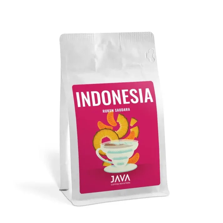 Kawa Java Coffee Indonesia Rukun Saudara – białe opakowanie z różową etykietą, przedstawiającą filiżankę kawy i plasterki ananasa, 250 g.