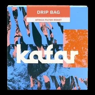 Kafar Drip Bag Africa Filter Roast - wyjątkowa kawa speciality z Afryki, zapakowana w kolorowe opakowanie z nowoczesnym designem. Idealna do parzenia metodą przelewową, zapewnia intensywny smak i aromat.