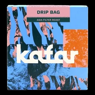 Kolorowe opakowanie kawy Kafar Drip Bag z napisem "Asia Filter Roast." Tło składa się z abstrakcyjnych wzorów w odcieniach niebieskiego, różowego i pomarańczowego, co nadaje opakowaniu nowoczesny i artystyczny wygląd. Na środku widoczny jest duży, biały napis "kafar." Produkt przeznaczony do przygotowywania kawy metodą drip, oferując wysokiej jakości azjatycką kawę w praktycznych saszetkach.