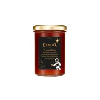 Szklany słoik z herbatą Kusmi Tea Tropical White, który zawiera wyjątkową mieszankę smaków mango i marakui. Idealny wybór dla miłośników owocowych naparów, cieszący się popularnością wśród osób poszukujących organicznych herbat.