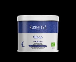 Metalowa puszka herbaty Kusmi Tea Sleep Ritual. Niebiesko-biała kolorystyka z logo Kusmi Tea Paris. Herbata zawiera rooibos, werbenę oraz naturalny aromat mango, wzbogacona ekstraktem z melisy, wspierającym spokojny sen. Widoczny certyfikat ekologiczny oraz symbol "1% for the planet."