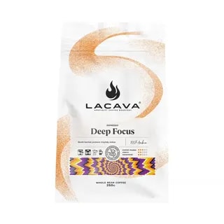 Opakowanie kawy ziarnistej LACAVA Deep Focus, ważące 250g, z etykietą przedstawiającą dekadenckie smaki karmelu, migdałów i kakao. Idealna do przygotowania aromatycznego espresso, ta kawa pobudza zmysły i doskonale sprawdzi się w codziennej chwili relaksu.