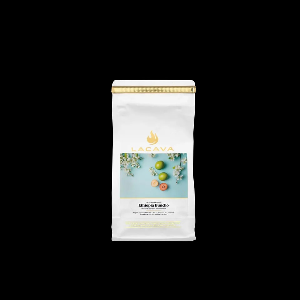 Opakowanie kawy LaCava Ethiopia Buncho, 250 g, z jasnym motywem kwiatów i owoców, kawa specialty o delikatnym i kwiatowym profilu smakowym z regionu Yirgacheffe w Etiopii.