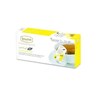 Opakowanie herbaty Ronnefeldt LeafCup Lemon Fresh. Zawiera 15 saszetek herbaty liściastej o smaku Lemon Fresh. Widoczna filiżanka z zaparzoną herbatą i torebką Ronnefeldt. Na opakowaniu znajduje się logo marki, napis 'BIO', oraz informacje o gramaturze: 3,2g x 15 sztuk (48g netto).