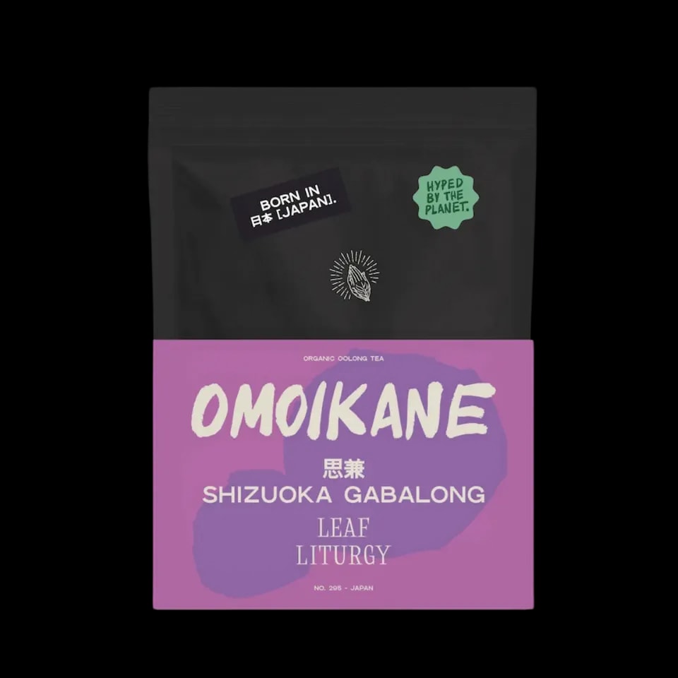 Herbata oolong Leaf Liturgy Omoikane Gabalong ze Shizuoki w Japonii zapakowana jest w nowoczesną, czarno-fioletową torebkę typu doypack z artystycznym brandingiem. To organiczny gabalong o zwiększonej zawartości GABA, oferujący głęboki, lekko orzechowy smak wspierający relaks i koncentrację.