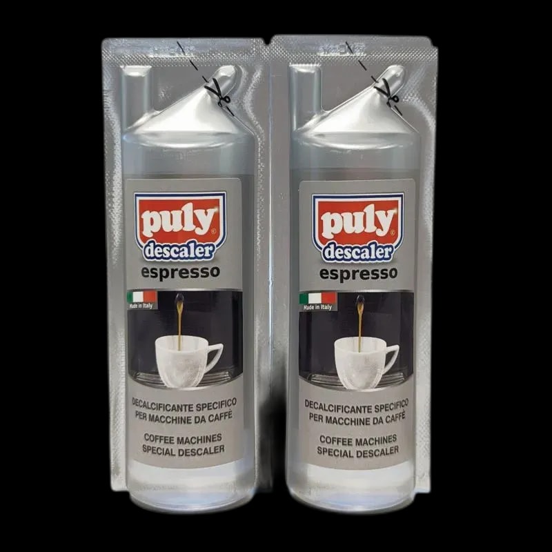 Zestaw dwóch opakowań płynu do odkamieniania Puly Descaler Espresso, każdy o pojemności 125 ml. Produkty w srebrnych butelkach z logo marki "Puly" na czerwono-niebieskim tle. Na opakowaniu widoczna jest grafika filiżanki z kawą oraz napis informujący o przeznaczeniu produktu do odkamieniania ekspresów do kawy. Produkt "Made in Italy", specjalistyczny odkamieniacz przeznaczony do profesjonalnych i domowych ekspresów do espresso.