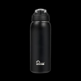Bidon Majestic Sport Delta o pojemności 750 ml w klasycznej, czarnej kolorystyce. Wyposażony w przezroczystą pokrywkę z funkcjonalnym zamknięciem, zapewnia szczelność i wygodę użytkowania. Solidna konstrukcja i elegancki design czynią go doskonałym wyborem zarówno na treningi, jak i na co dzień. Widoczne logo Majestic Sport na dole bidonu podkreśla markową jakość produktu.