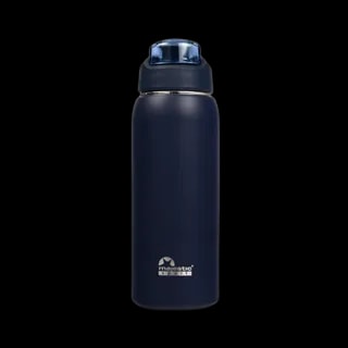 Bidon Majestic Sport Delta o pojemności 750 ml w eleganckim granatowym kolorze. Wyposażony w praktyczną przezroczystą pokrywkę z precyzyjnym zamknięciem, gwarantującym szczelność. Klasyczny design i solidne wykonanie sprawiają, że jest to idealny wybór zarówno na trening, jak i do codziennego użytku. Na bidonie widnieje subtelne logo Majestic Sport, podkreślające jakość i styl.