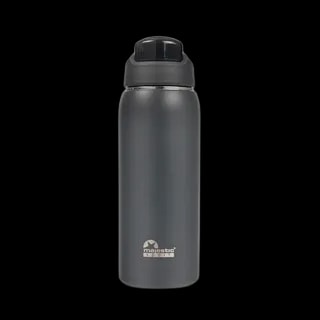 Metalowy termos Majestic Sport Delta o pojemności 750 ml w eleganckim, szarym kolorze. Posiada matowe wykończenie oraz zakręcane wieczko z przezroczystą pokrywką, która zapewnia szczelność. Na dolnej części znajduje się logo marki "Majestic Sport". Idealny wybór dla osób aktywnych, ceniących funkcjonalność i nowoczesny design.