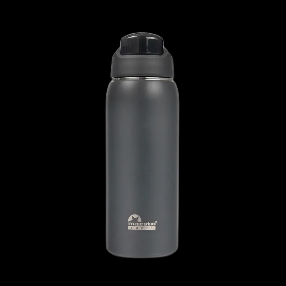 Metalowy termos Majestic Sport Delta o pojemności 750 ml w eleganckim, szarym kolorze. Posiada matowe wykończenie oraz zakręcane wieczko z przezroczystą pokrywką, która zapewnia szczelność. Na dolnej części znajduje się logo marki "Majestic Sport". Idealny wybór dla osób aktywnych, ceniących funkcjonalność i nowoczesny design.