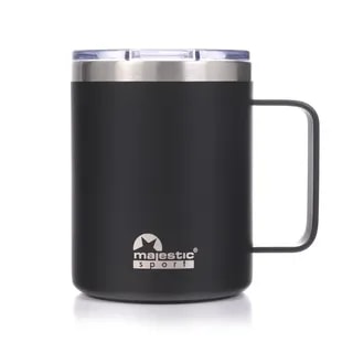 Na zdjęciu znajduje się elegancki czarny kubek termiczny Majestic Sport o minimalistycznym designie, idealny do kawy i herbaty. Kubek wyróżnia się stalowym uchwytem oraz przezroczystą pokrywką, co sprawia, że jest doskonałym akcesorium do codziennego użytkowania.