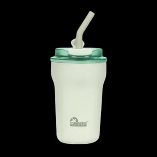 Bidon Majestic Sport Hoody o pojemności 420 ml w odcieniu pastelowej zieleni. Wyróżnia się nowoczesnym designem z przezroczystą zieloną pokrywką i wbudowaną słomką, która ułatwia picie napoju. Na korpusie widoczne logo Majestic Sport, dodające elegancji. Produkt idealny na co dzień oraz do aktywności fizycznych, zapewniający komfort i wygodę użytkowania.