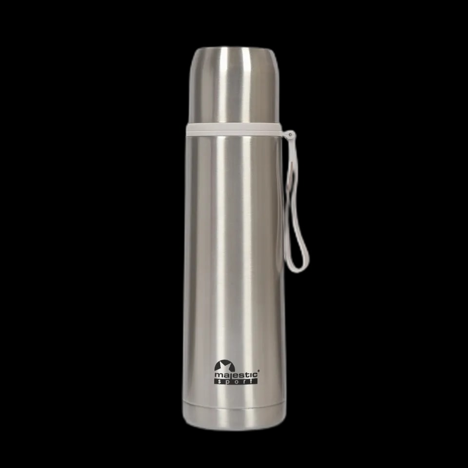 Termos Majestic Sport Izalco o pojemności 500 ml, wykonany z wysokiej jakości stali nierdzewnej. Klasyczny i elegancki design w srebrnym kolorze, idealny na każdą okazję. Wyposażony w praktyczny pasek w jasnym odcieniu dla łatwego przenoszenia. Zakręcane wieczko gwarantuje szczelność i utrzymanie odpowiedniej temperatury napojów. Logo "Majestic Sport" umieszczone na dolnej części termosu, podkreślające trwałość i renomę produktu.