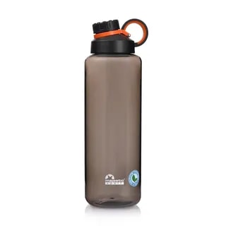 Czarna butelka Majestic Sport James Clear o pojemności 1500 ml, wykonana z trwałego tworzywa Tritan, bez BPA, idealna na siłownię, wycieczki i codzienne nawodnienie – dostępna w sklepie Coffee Selection.