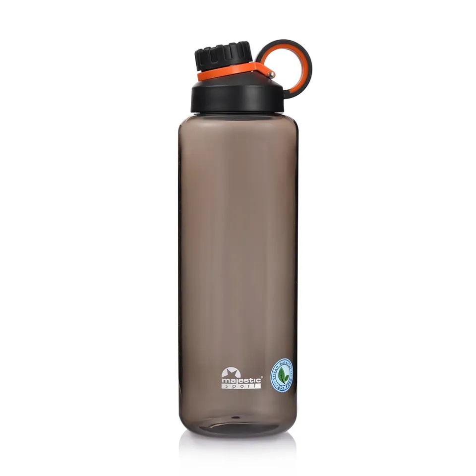 Czarna butelka Majestic Sport James Clear o pojemności 1500 ml, wykonana z trwałego tworzywa Tritan, bez BPA, idealna na siłownię, wycieczki i codzienne nawodnienie – dostępna w sklepie Coffee Selection.