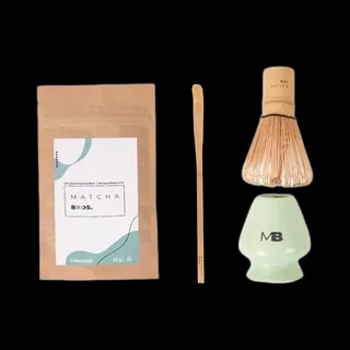 Ceremonialny zestaw do przygotowywania herbaty matcha od Matcha Bros. W skład zestawu wchodzi: ekologiczne opakowanie ceremonialnej matchy (50 g), bambusowa trzepaczka chasen do spieniania napoju, bambusowa łyżeczka chashaku do odmierzania odpowiedniej porcji herbaty oraz ceramiczny stojak na trzepaczkę w eleganckim miętowym kolorze. Idealny wybór na prezent dla koneserów tradycyjnej japońskiej ceremonii parzenia matchy.