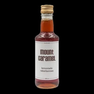 Mała przezroczysta butelka z czerwoną lemoniadą 'Rabarbarowa' Mount Carmel, ręcznie robiona, o pojemności 200 ml, z białą etykietą informującą o smaku i marce