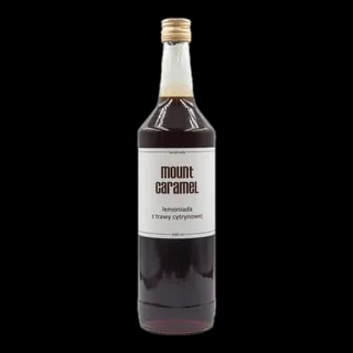 Duża przezroczysta butelka z ciemną lemoniadą 'z Trawy Cytrynowej' Mount Carmel, ręcznie robiona, o pojemności 1000 ml, z białą etykietą informującą o smaku i marce
