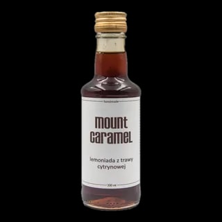 Mała przezroczysta butelka z ciemną lemoniadą 'Trawa Cytrynowa' Mount Carmel, ręcznie robiona, o pojemności 200 ml, z białą etykietą informującą o smaku i marce