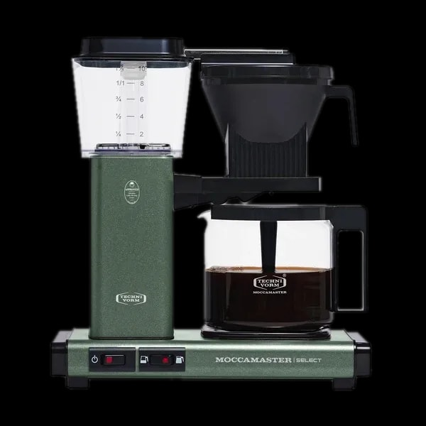 Ekspres przelewowy Moccamaster KBG 741 Select w kolorze forest green, na białym tle. Wyposażony w duży, przezroczysty zbiornik na wodę z miarką, szklany dzbanek o pojemności 1,25 litra oraz czarny filtr. Urządzenie ma elegancki, nowoczesny design i umożliwia szybkie parzenie kawy o wyjątkowym smaku dzięki precyzyjnej kontroli temperatury