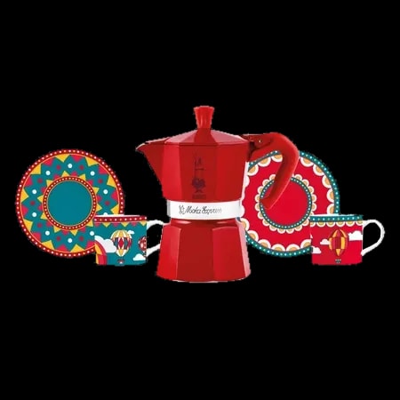 Kolorowy zestaw Bialetti Wonderland, składający się z czerwonej kawiarki Moka Express o pojemności 3 filiżanek oraz dwóch filiżanek z talerzykami, ozdobionych żywymi wzorami inspirowanymi motywami podróży i balonów. Idealny dla miłośników stylowego parzenia kawy