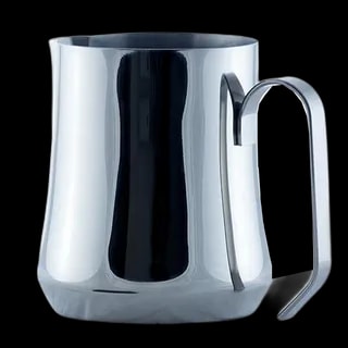 Dzbanek do spieniania mleka Motta Aurora o pojemności 750 ml. Wykonany z wysokiej jakości stali nierdzewnej z błyszczącym wykończeniem, charakteryzuje się ergonomicznym uchwytem i szeroką wylewką, idealny do przygotowywania latte art.