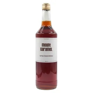 Na zdjęciu widoczna butelka syropu lawendowego Mount Caramel o pojemności 1000 ml. Idealny do wzbogacania kawy i herbaty, ten ręcznie robiony syrop doda wyjątkowego smaku i aromatu do Twojego ulubionego napoju.