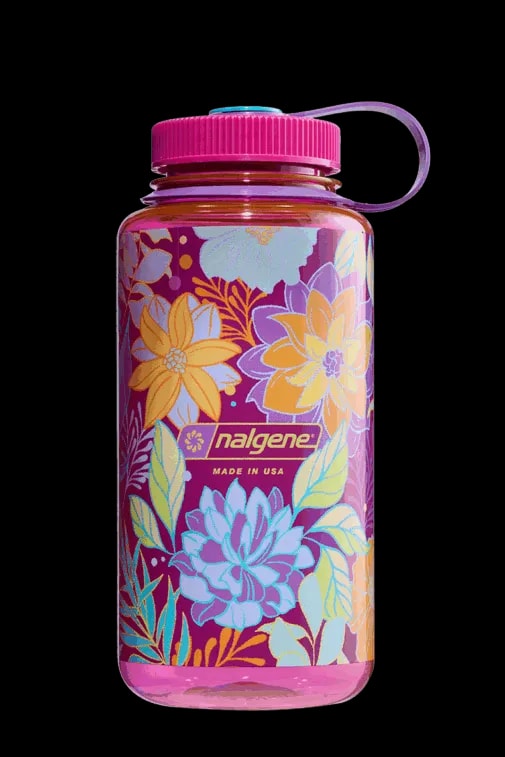 Butelka Nalgene o pojemności 1 litra z kolorowym, kwiatowym motywem w odcieniach różu, fioletu, żółci i błękitu, z różowym korkiem i fioletowym uchwytem.