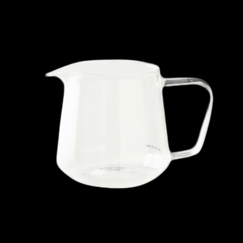 Szklany serwer Origami Aroma o pojemności 460 ml, wykonany z wysokiej jakości szkła żaroodpornego. Idealny do parzenia kawy metodą przelewową, z ergonomicznym uchwytem i nowoczesnym designem.