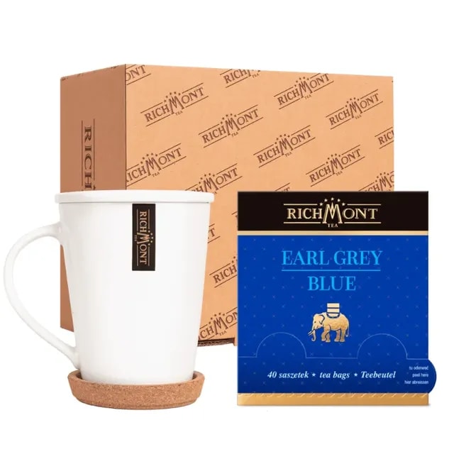 Zestaw składający się z eleganckiego kubka oraz 40 saszetek herbaty Earl Grey Blue marki Richmont. Idealny do serwowania aromatycznej herbaty, doskonały na każdą porę dnia dla miłośników wyszukanych smaków.