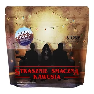 Opakowanie kawy Strasznie Smaczna Kawusia, wyjątkowego espresso blend z Brazylii i Kolumbii, w otoczeniu przytulnej atmosfery. Idealna na każdą porę dnia, ta kawa dostarczy niezapomnianych doznań smakowych oraz aromatycznych chwil.