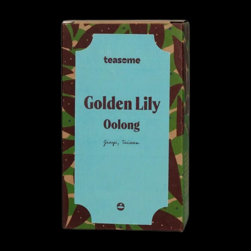 Herbata oolong Teasome Golden Lily z tajwańskiego regionu Jiayi została zapakowana w eleganckie, turkusowe pudełko z botanicznym motywem. To półfermentowana herbata o kremowym aromacie i naturalnie mlecznym smaku, ceniona za łagodność i wyjątkową jakość liści.