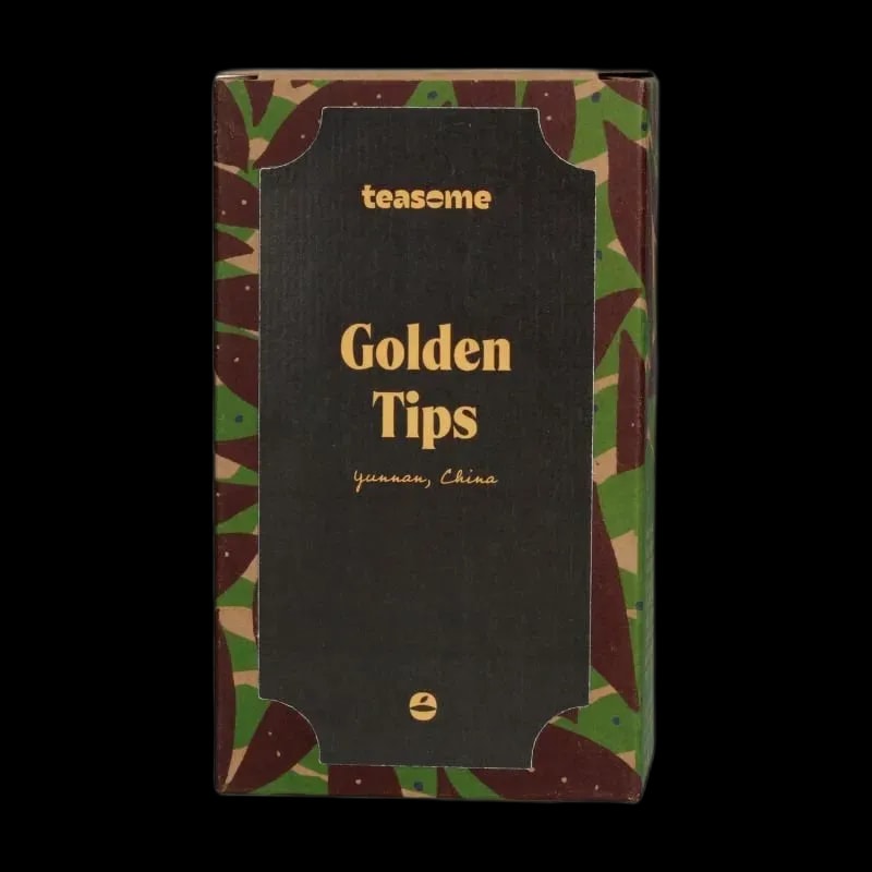 Czarna herbata Teasome Golden Tips z chińskiej prowincji Yunnan zapakowana jest w eleganckie czarne pudełko z botanicznym motywem, które podkreśla jej rzemieślniczy charakter. Zawiera wyselekcjonowane złote pąki herbaciane, dające intensywny, głęboki napar z nutami miodu i kakao.