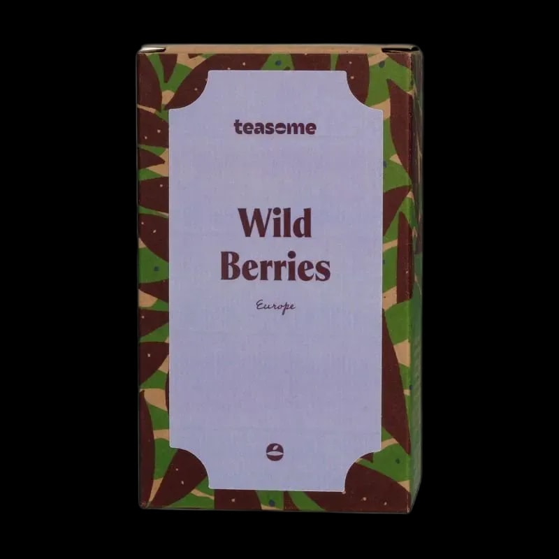 Herbata owocowa Teasome Wild Berries w dekoracyjnym kartoniku z fioletową etykietą i kolorowym wzorem roślinnym, zawierająca 75 g suszu z dzikich europejskich owoców. Produkt wyróżnia się naturalnym składem i intensywnym aromatem, idealnym do codziennego parzenia na ciepło lub zimno.