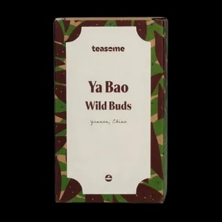Herbata biała Teasome Ya Bao Wild Buds pochodzi z dzikich pąków drzew herbacianych z prowincji Yunnan w Chinach, zapakowana w elegancki kartonik z zielono-brązowym wzorem. To unikalna kompozycja o delikatnym, żywicznym aromacie i naturalnym charakterze, idealna dla miłośników rzadkich herbat liściastych.