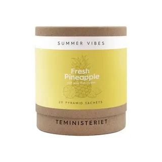 Opakowanie zawiera 20 pyramidowych saszetek z ananasową infuzją do przygotowania orzeźwiającej kawy cold brew. Doskonały wybór na letnie dni, oferujący intensywny smak i aromat owoców tropikalnych, idealny dla miłośników herbaty i kawy.