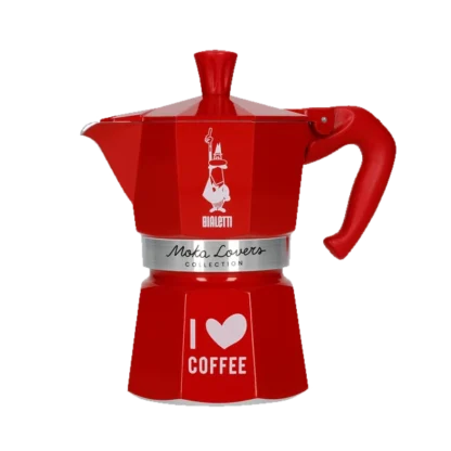 Czerwona kawiarka Bialetti Moka Express o pojemności 3 filiżanek, ozdobiona napisem "I ❤️ Coffee" oraz logo Bialetti, z serii Moka Lovers Collection.