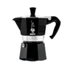 Czarna kawiarka Bialetti Moka Express o pojemności 3 filiżanek, z klasycznym logo Bialetti i srebrnym pierścieniem ozdobnym, idealna do przygotowywania tradycyjnej włoskiej kawy na kuchenkach gazowych i elektrycznych.