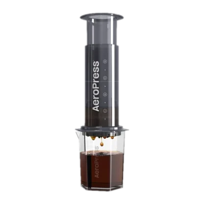 Zdjęcie czarnego zaparzacza AeroPress XL, umieszczonego na szklance, pokazującego proces parzenia kawy. Krople kawy delikatnie spadają do kubka, podkreślając wyjątkową metodę parzenia metodą AeroPress, z większym korpusem dla większej ilości kawy.