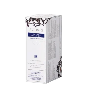 Opakowanie herbaty Althaus Royal Earl Grey, aromatyzowana czarna herbata z bergamotką, zawierające 15 większych saszetek, z eleganckim niebiesko-białym designem i wyraźnymi obrazami liści herbaty, wyprodukowane w Niemczech