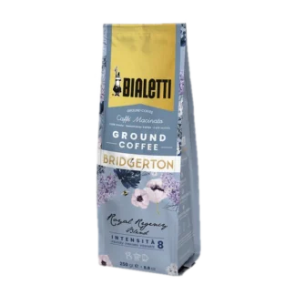 Opakowanie mielonej kawy Bialetti Bridgerton Royal Regency Blend o intensywności 8, waga 250g, z eleganckim wzorem kwiatowym w stylu regencyjnym na tle żółto-niebieskim