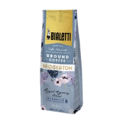 Opakowanie mielonej kawy Bialetti Bridgerton Royal Regency Blend o intensywności 8, waga 250g, z eleganckim wzorem kwiatowym w stylu regencyjnym na tle żółto-niebieskim