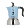 Kawiarka Bialetti Fiametta Induction 4tz w kolorze błękitnym. Kawiarka posiada czarny uchwyt, srebrny dolny pojemnik oraz logo Bialetti z postacią wskazującą palcem do góry. Dolna część jest przystosowana do używania na płytach indukcyjnych.