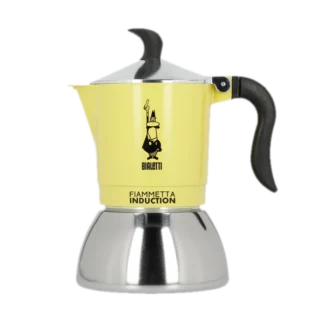 Kawiarka Bialetti Fiametta Induction 4tz w kolorze żółtym. Kawiarka posiada czarny uchwyt, srebrny dolny pojemnik oraz logo Bialetti z postacią wskazującą palcem do góry. Dolna część jest przystosowana do używania na płytach indukcyjnych.