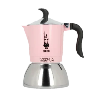 Kawiarka Bialetti Fiametta Induction w kolorze różowym. Korpus kawiarki jest różowy z logiem Bialetti, a dolna część jest wykonana ze stali nierdzewnej, przeznaczona do użytku na kuchenkach indukcyjnych. Rączka jest czarna i ergonomiczna.