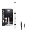 Zdjęcie spieniacza do mleka Bialetti Whipper Pro. Na obrazie widoczny jest nowoczesny, srebrny spieniacz do mleka z ergonomicznym uchwytem, stojący obok swojego opakowania. W zestawie znajduje się również przewód USB do ładowania. Opakowanie prezentuje spieniacz w akcji, spieniający mleko do perfekcyjnej konsystencji, idealnej do cappuccino czy latte. Produkt wykonany ze stali nierdzewnej, zapewnia trwałość i łatwość w utrzymaniu czystości. Idealny dodatek do każdej kuchni dla miłośników kawy z mleczną pianką.